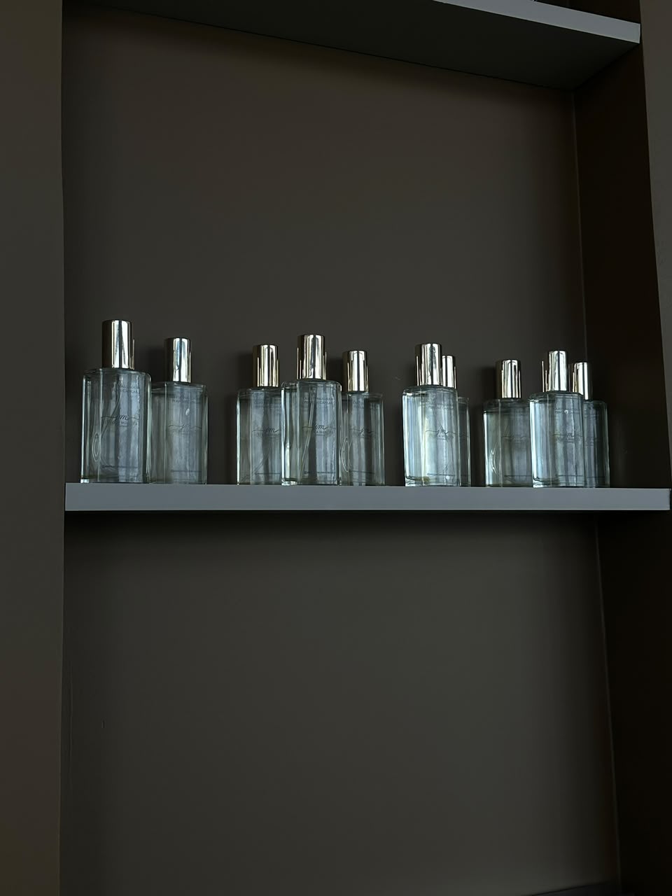 Linha de produtos JM Reparador em exposição no studio